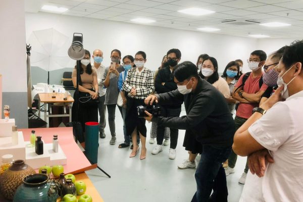 Thầy Hữu Chí hướng dẫn kỹ thuật chụp hình sản phẩm