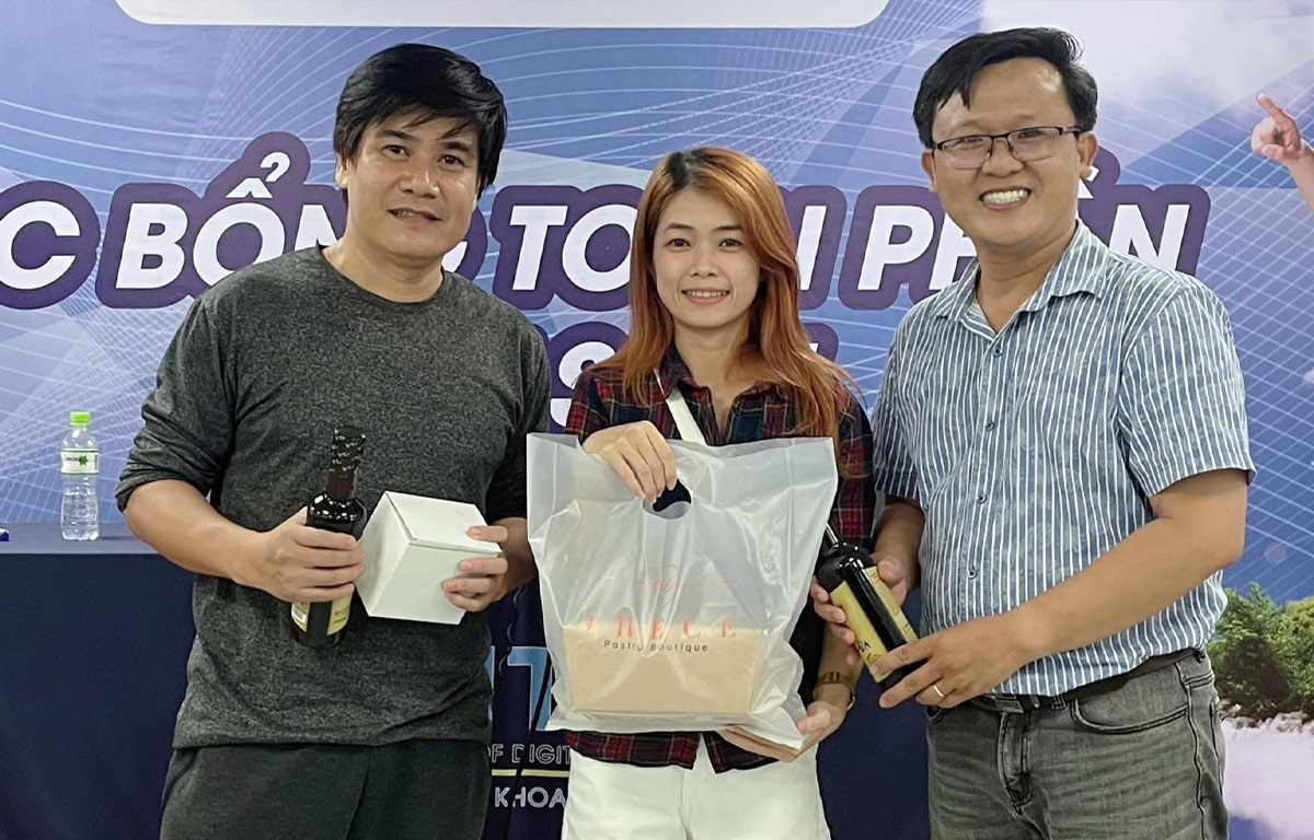 Bạn Bích lớp 23DM101 chủ tiệm bánh The CE Pastry cùng 2 giảng viên buổi workshop